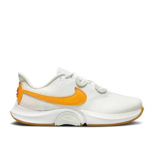 【 NIKE NIKECOURT AIR ZOOM GP TURBO UMMIT WHITE UNIVERSITY GOLD / SUMMIT WHITE WHITE WHEAT 】 コート ズーム ターボ 白色 ホワイト ウィート スニーカー メンズ ナイキ