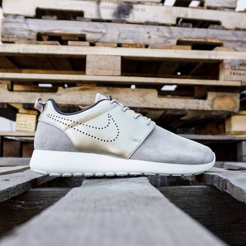 【★百貨店SALE★6/11真夜中2時迄】ナイキ スエードクロス スウェード ローシワン スニーカー レディース 【 NIKE WOMEN ROSHE ONE PRM SUEDE (GRAY / METALLIC GOLD) 】