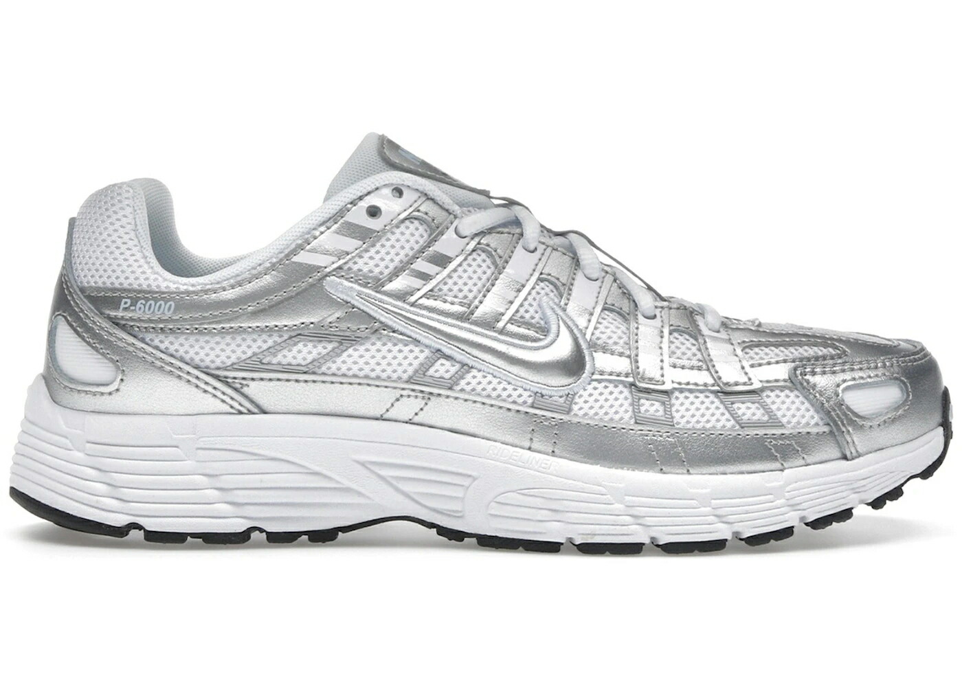 ナイキ 白色 ホワイト 銀色 シルバー 青色 ブルー 黒色 ブラック ジュニア キッズ NIKE P-6000 WHITE METALLIC SILVER (GS) / WHITE BLUE TINT BLACK METALLIC ベビー マタニティ スニーカー