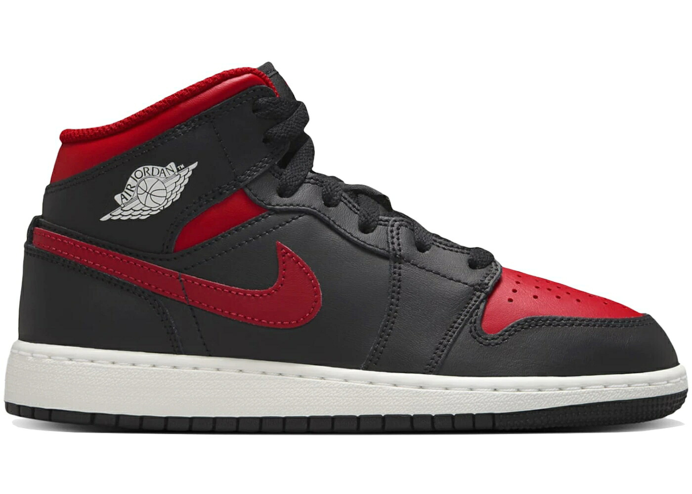 ナイキ ジョーダン ミッド 黒色 ブラック 白色 ホワイト 赤 レッド ジュニア キッズ JORDAN 1 MID BLACK SUMMIT WHITE VARSITY RED (GS) / BLACK SUMMIT WHITE VARSITY RED ベビー マタニティ スニーカー