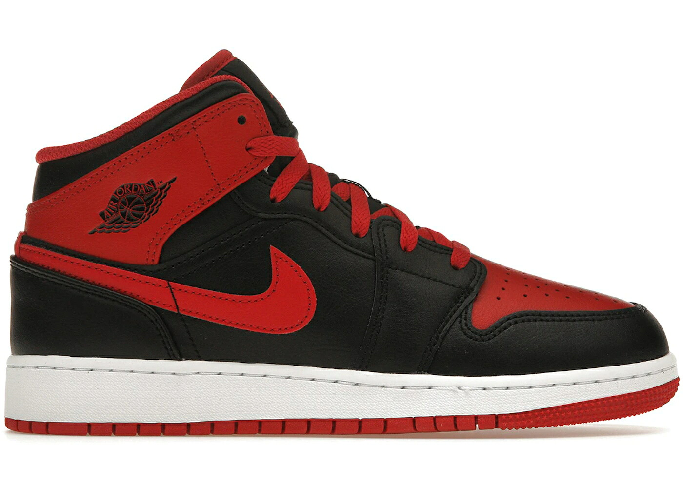 ナイキ ジョーダン ミッド 黒色 ブラック ファイア 赤 レッド 白色 ホワイト ジュニア キッズ JORDAN 1 MID ALTERNATE BRED (2022) (GS) / BLACK FIRE RED WHITE ベビー マタニティ スニーカー