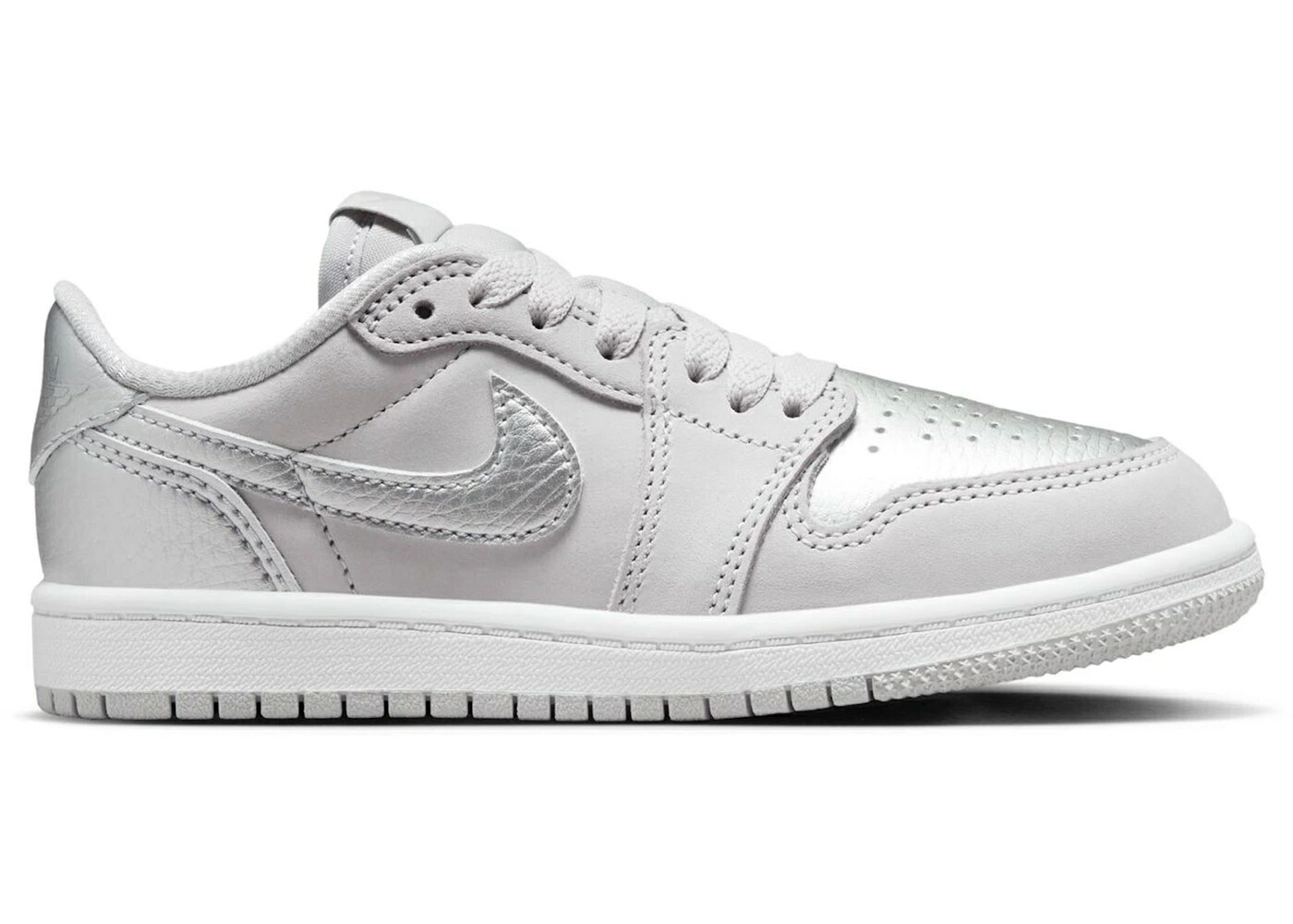 ナイキ ジョーダン 銀色 シルバー 灰色 グレー ジュニア キッズ JORDAN 1 LOW OG METALLIC SILVER (PS) / NEUTRAL GREY METALLIC SILVER ベビー マタニティ スニーカー