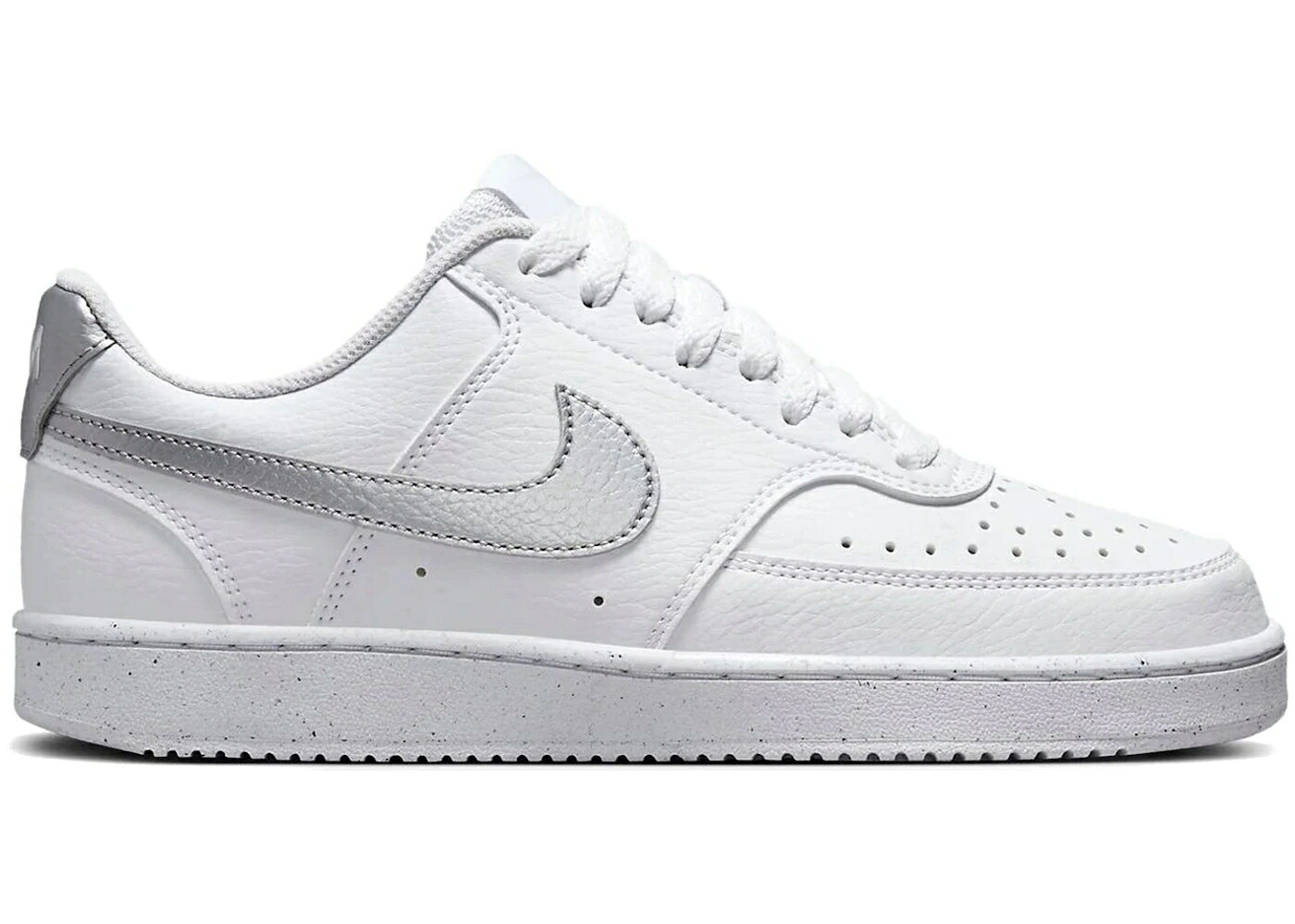 ナイキ 厚地の外套 白いこと 白いこと しろがね色 しろがね色 WOMEN\u0027S スニーカー レディース NIKE COURT VISION LOW NEXT NATURE WHITE METALLIC SILVER (WOMEN\u0027S) / WHITE WHITE METALLIC SILVER