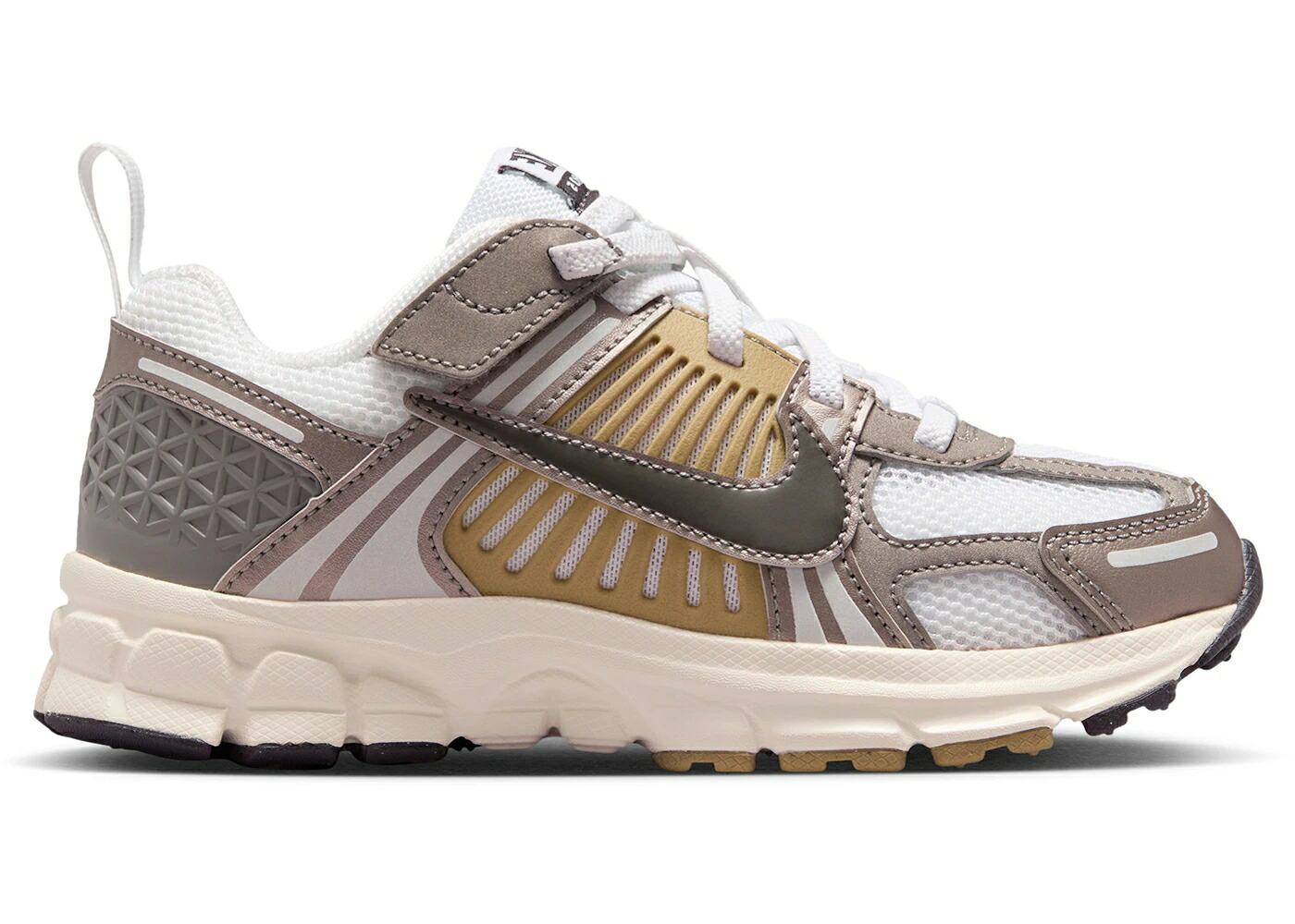 ナイキ ベージュ 白色 ホワイト ジュニア キッズ NIKE VOMERO 5 METALLIC PEWTER PARACHUTE BEIGE WHITE MEDIUM ASH (PS) / METALLIC PEWTER PARACHUTE BEIGE ベビー マタニティ スニーカー|スニケス