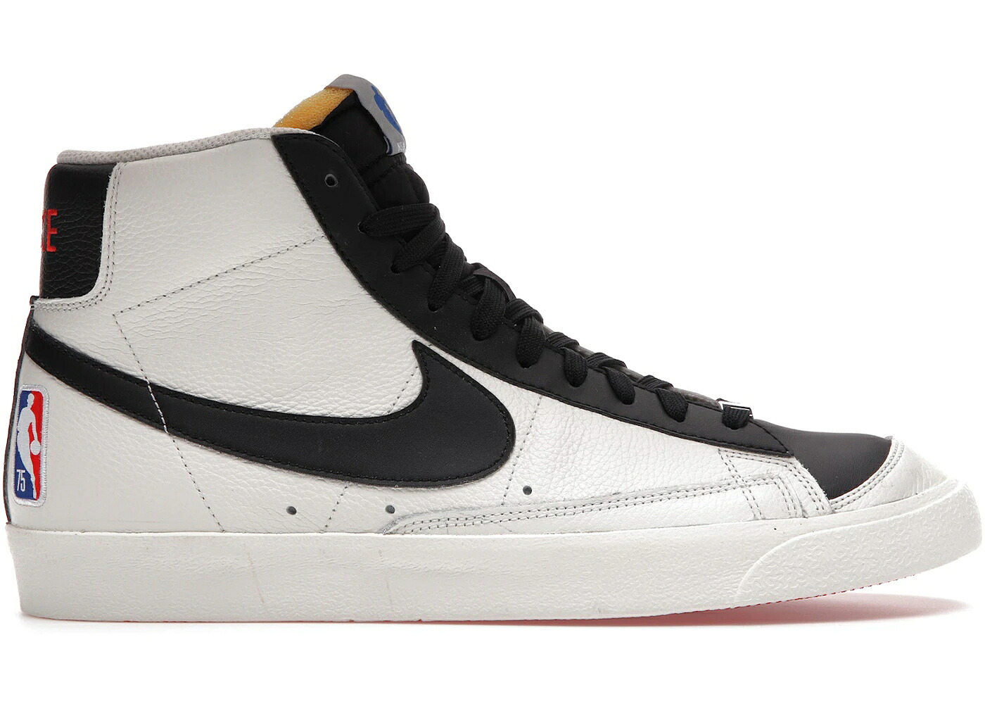 ナイキ ブレイザー ミッド 赤 レッド 黒色 ブラック '77 トレイルブレイザーズ スニーカー メンズ NIKE BLAZER MID EMB NBA 75TH ANNIVERSARY TRAIL BLAZERS / SAIL CHILE RED SAIL BLACK｜スニケス