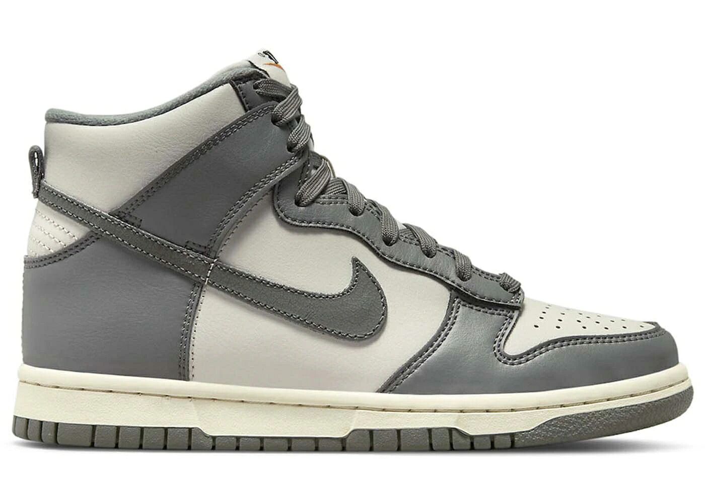 ナイキ ダンク ハイ 灰色 グレー アルファ ダンクハイ ジュニア キッズ NIKE DUNK HIGH TWO TONE GREY (GS) / LIGHT BONE COCONUT MILK ALPHA ベビー マタニティ スニーカー|スニケス