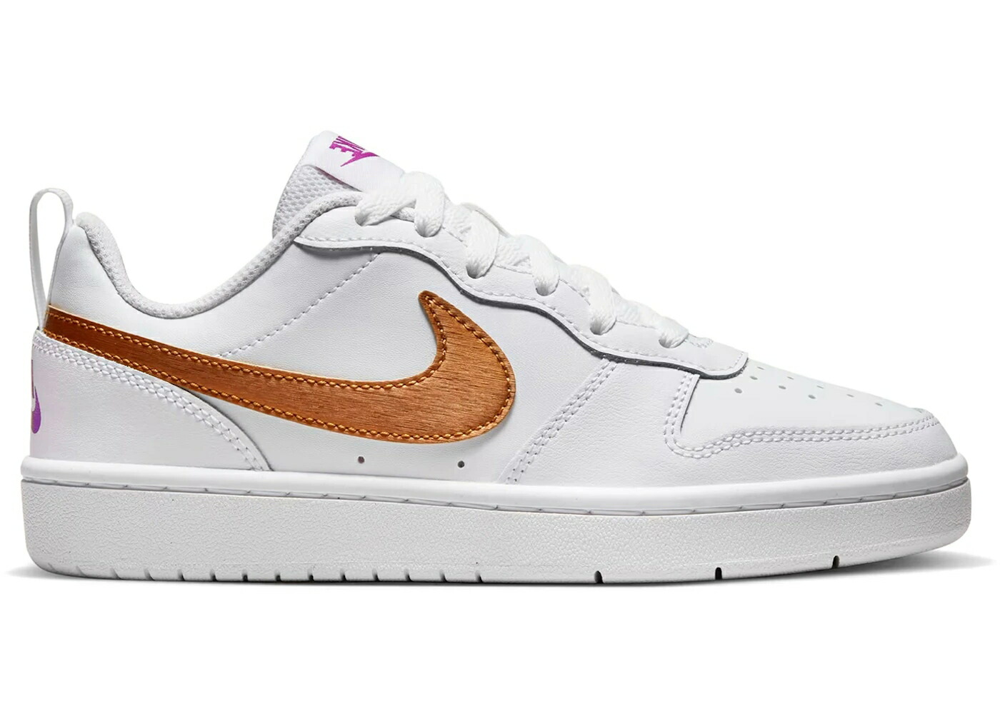 ナイキ コート 白色 ホワイト 銅色 コッパー 紫 パープル コートバーロウ ジュニア キッズ NIKE COURT BOROUGH LOW 2 SE WHITE METALLIC COPPER (GS) / WHITE VIVID PURPLE METALLIC ベビー マタニティ スニーカ