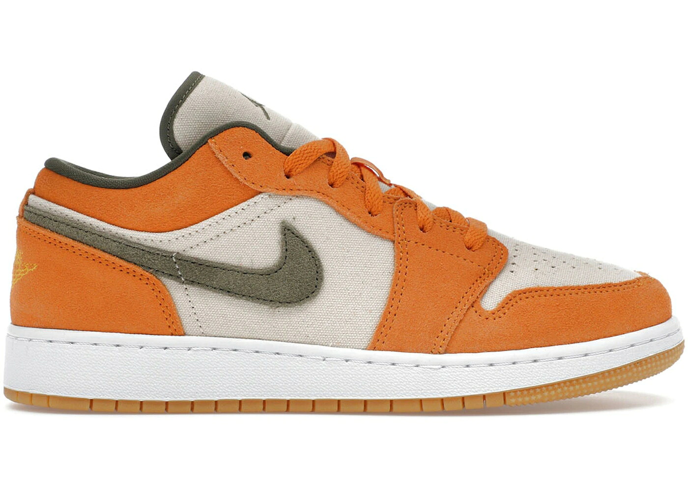 ナイキ ジョーダン カリー 白色 ホワイト オリーブ ジュニア キッズ JORDAN 1 LOW LIGHT CURRY (GS) / WHITE MEDIUM OLIVE LIGHT CURRY ベビー マタニティ スニーカー｜スニケス 52,740円