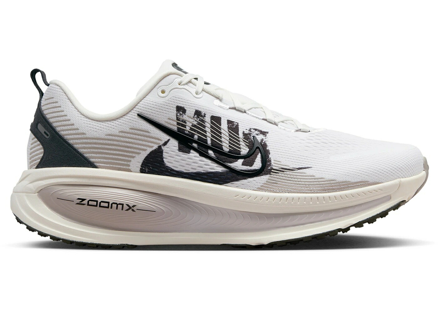 ナイキ ラン 白色 ホワイト カレッジ 灰色 グレー スニーカー メンズ NIKE VOMERO 18 RUN PACK / SUMMIT WHITE COLLEGE GREY VAST