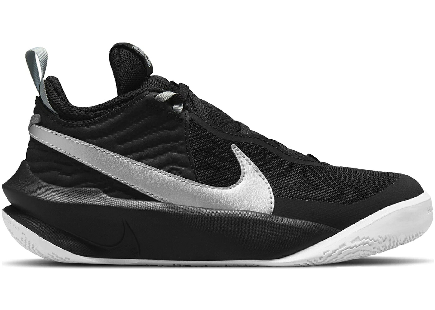 ナイキ チーム 黒色 ブラック 銀色 シルバー 白色 ホワイト ジュニア キッズ NIKE TEAM HUSTLE D 10 BLACK METALLIC SILVER (GS) / BLACK VOLT WHITE METALLIC SILVER ベビー マタニティ スニーカー｜スニケス