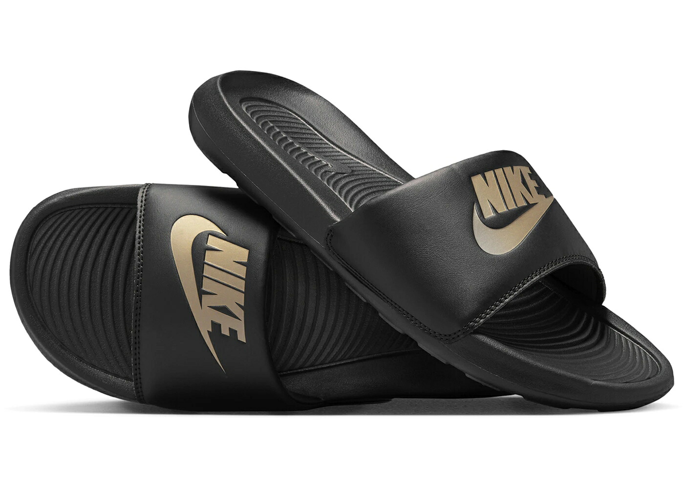 ナイキ サンダル 黒色 ブラック ゴールド スニーカー メンズ NIKE VICTORI ONE SLIDE BLACK METALLIC GOLD / BLACK BLACK METALLIC GOLD|スニケス