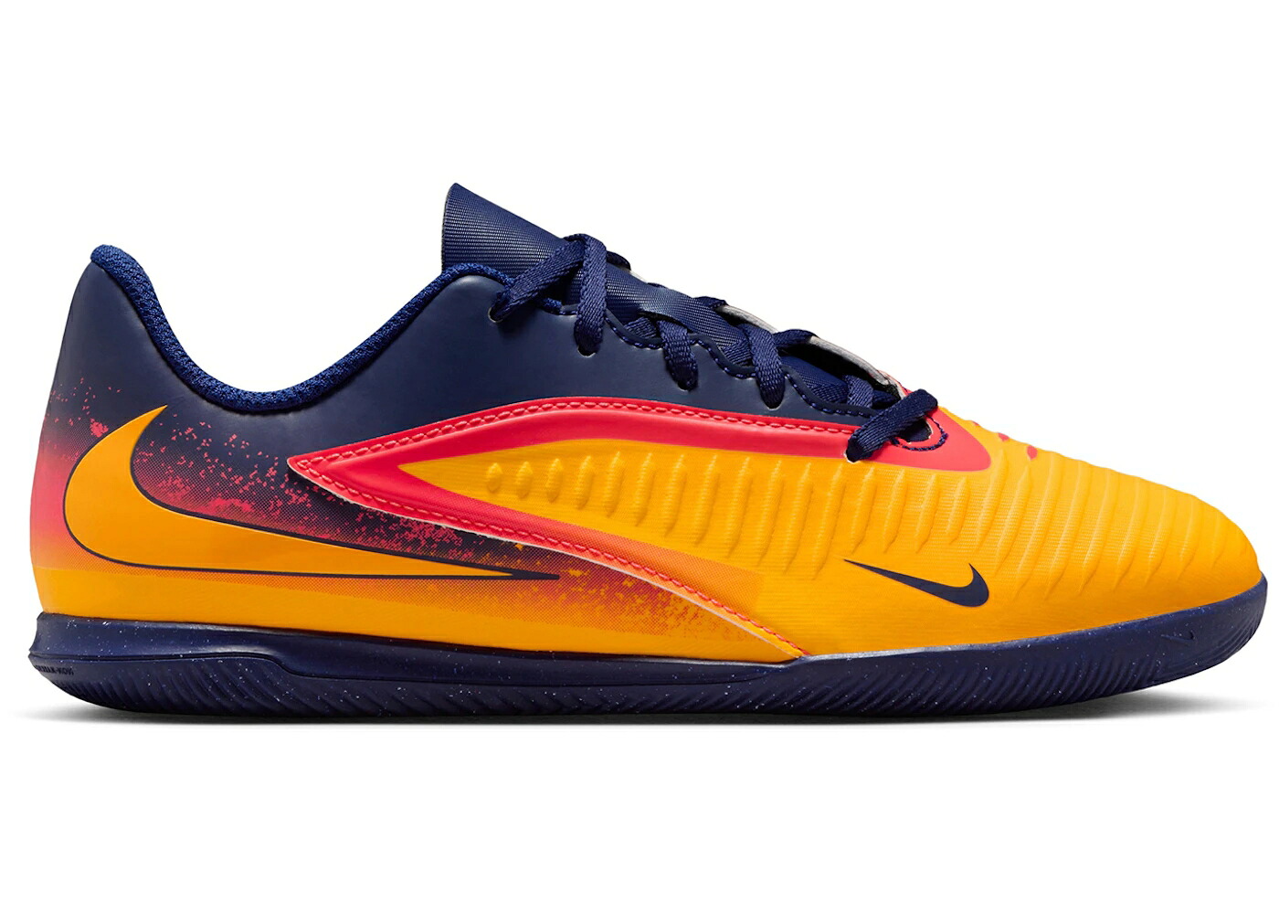 ナイキ クラブ レーザー 橙 オレンジ 青色 ブルー ジュニア キッズ NIKE PHANTOM 6 LOW CLUB IC ERLING HAALAND PRECISION UNDER PRESSURE (GS) / LASER ORANGE BLUE VOID LEMON ベビー マタニティ スニーカー|スニケス