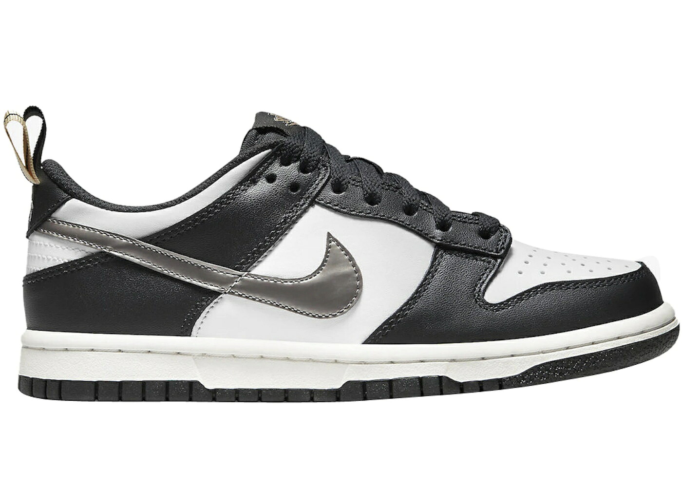 ナイキ ダンク 黒色 ブラック 白色 ホワイト ダンクロー ジュニア キッズ NIKE DUNK LOW BLACK WHITE METALLIC (GS) / OFF NOIR SUMMIT WHITE METALIC ベビー マタニティ スニーカー｜スニケス 25,416円
