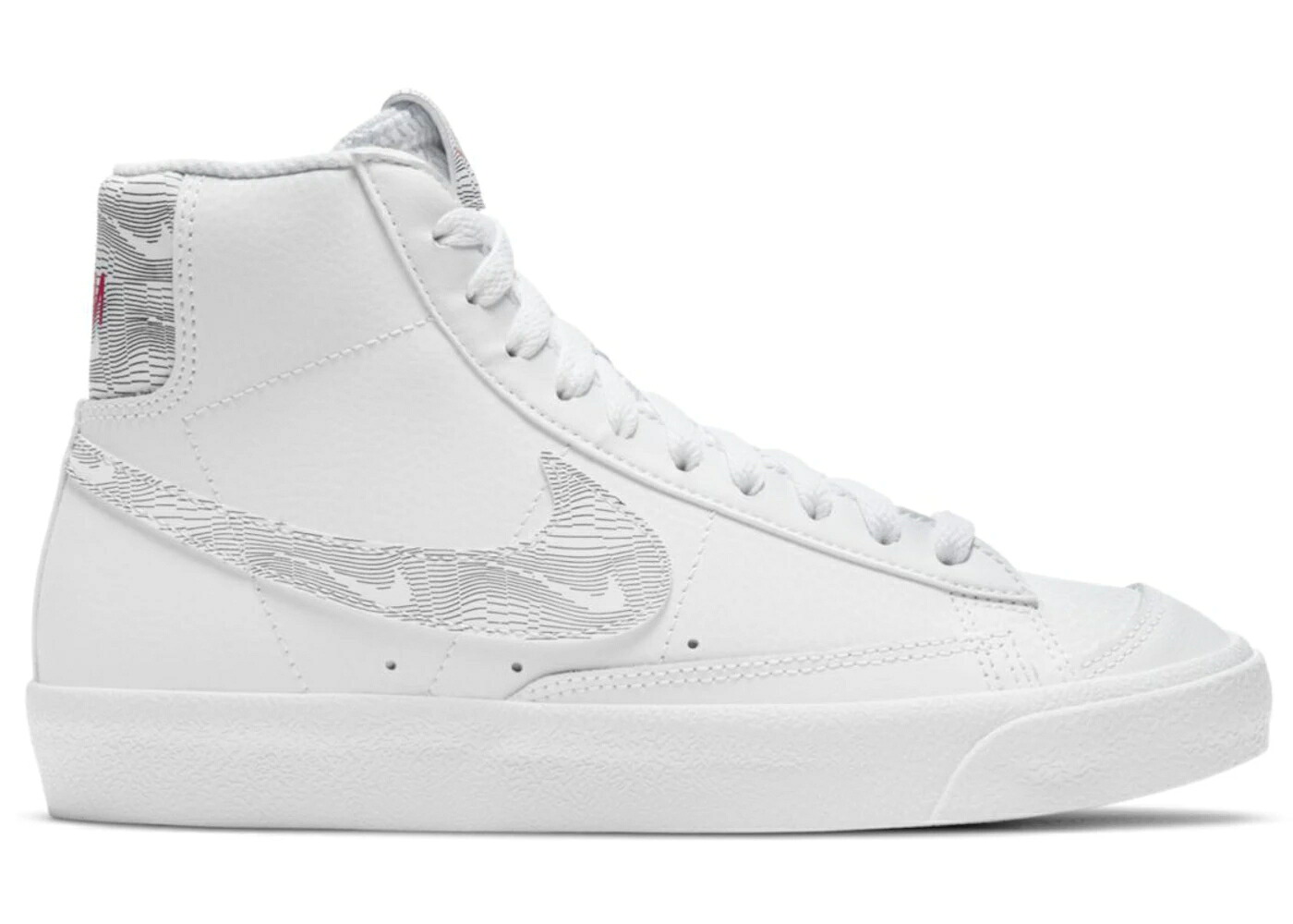 ナイキ ブレイザー ミッド 白色 ホワイト ロゴ 赤 レッド 黒色 ブラック ジュニア キッズ NIKE BLAZER MID 77 WHITE LOGO PRINT (GS) / WHITE UNIVERSITY RED BLACK ベビー マタニティ スニーカー｜スニケス