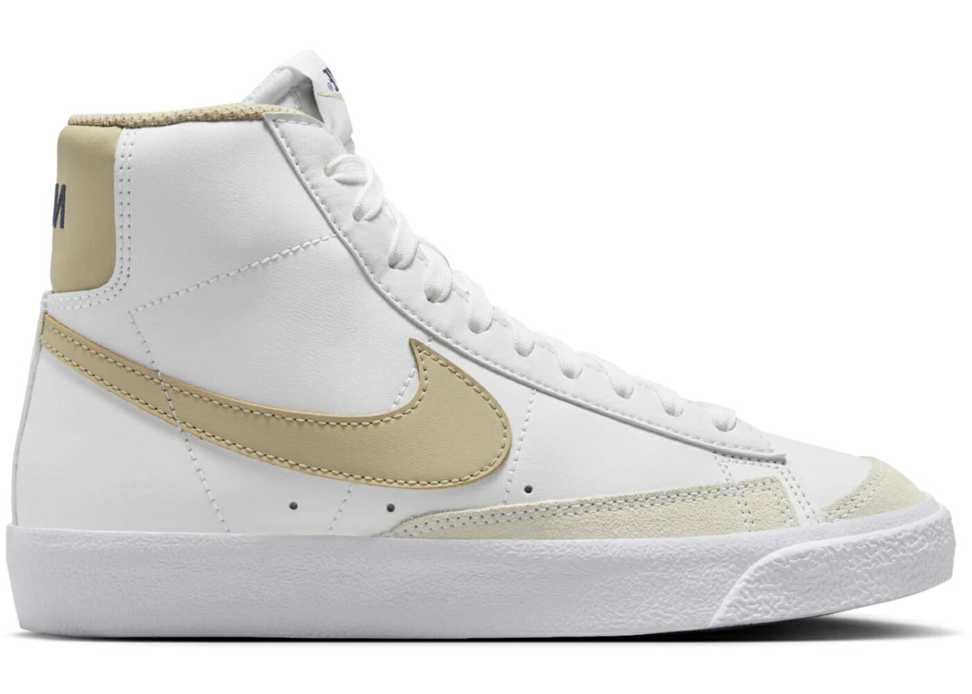 ナイキ ブレイザー ミッド 白色 ホワイト サンダー 青色 ブルー カーキ '77 ジュニア キッズ NIKE BLAZER MID WHITE THUNDER BLUE DESERT KHAKI (GS) / WHITE THUNDER BLUE DESERT KHAKI ベビー マタニティ スニー｜スニケス