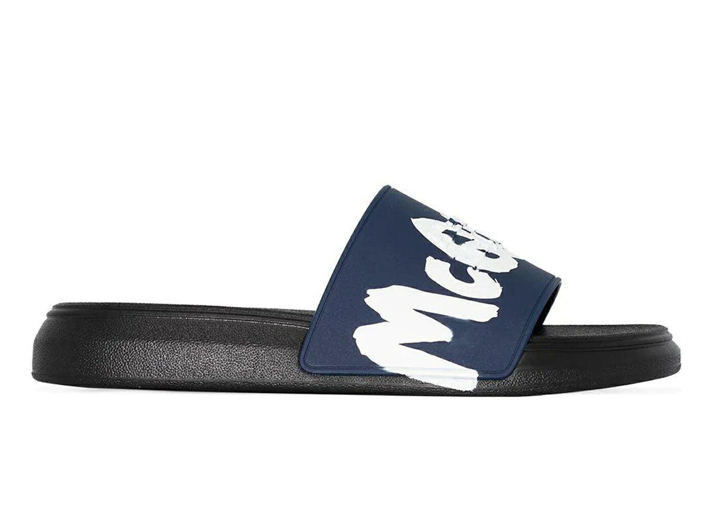 アレキサンダーマックイーン プール サンダル ロゴ 黒色 ブラック 青色 ブルー 白色 ホワイト スニーカー メンズ ALEXANDER MCQUEEN ALEXANDER MCQUEEN POOL SLIDE GRAFFITI LOGO BLACK BLUE WHITE / BLACK BLUE