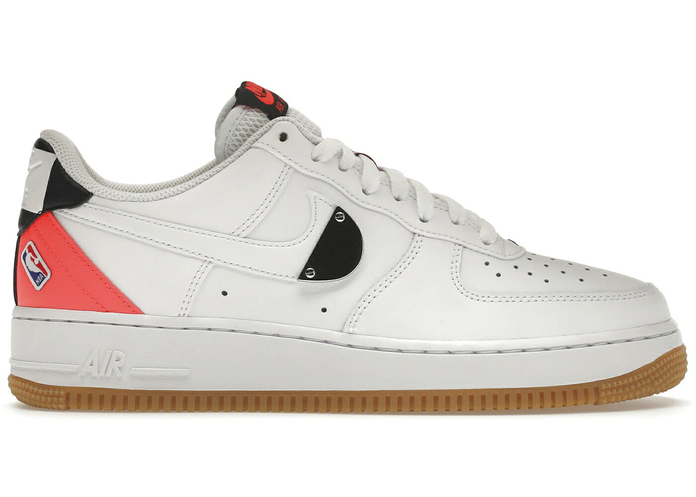 ナイキ 白色 ホワイト クリムゾン 黒色 ブラック エアフォース スニーカー メンズ NIKE AIR FORCE 1 LOW NBA WHITE CRIMSON GUM / WHITE BRIGHT CRIMSON BLACK WHITE｜スニケス