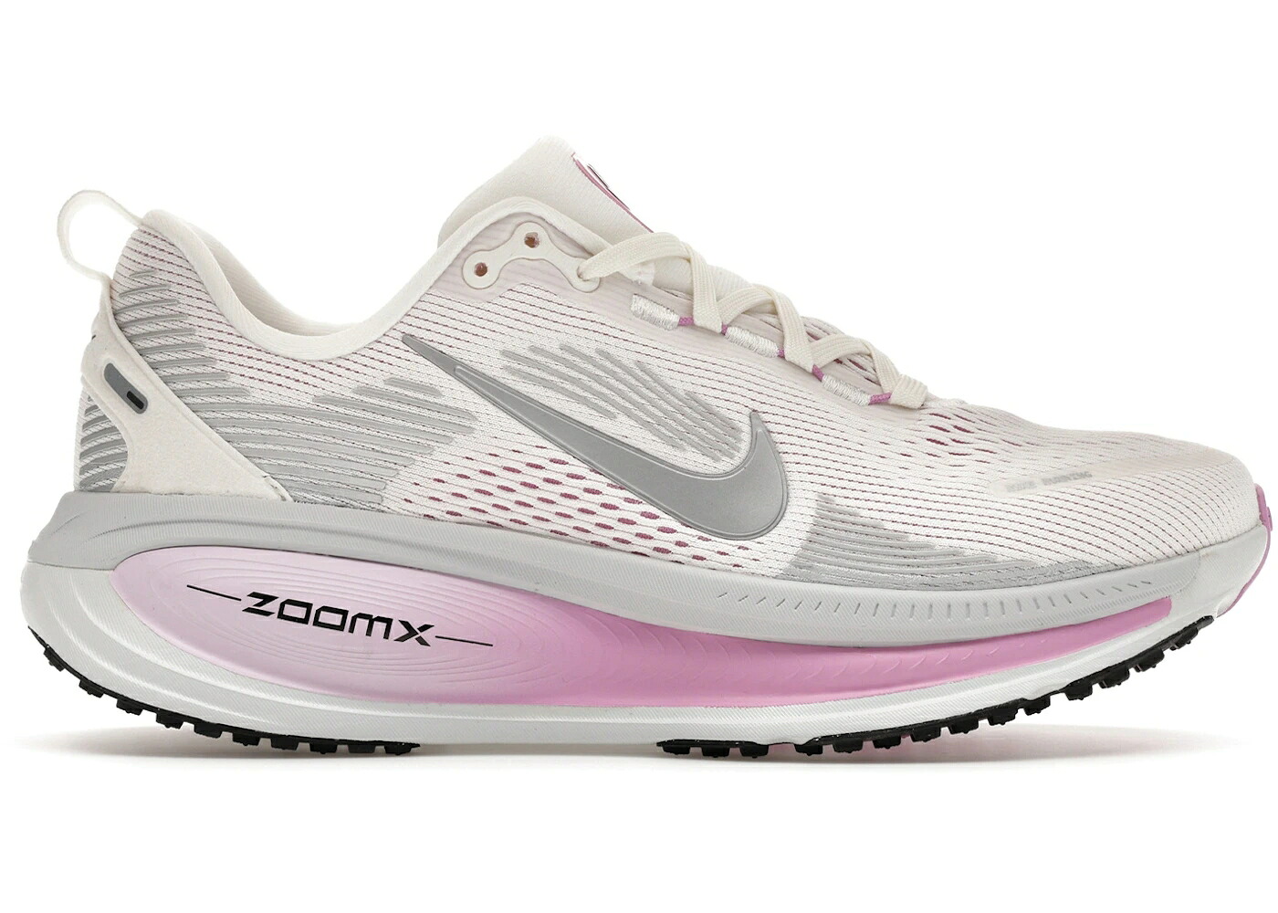 ナイキ サクラ色 しろがね色 しろがね色 WOMEN\u0027S スニーカー レディース NIKE VOMERO 18 SAIL DOLL BEYOND PINK METALLIC SILVER (WOMEN\u0027S) / SAIL DOLL BEYOND PINK METALLIC