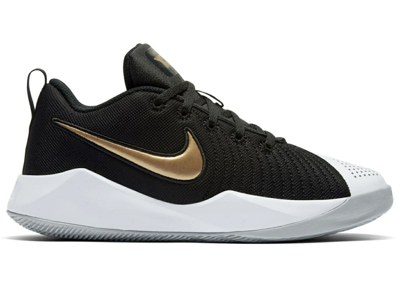 ナイキ チーム クイック 黒色 ブラック ゴールド 灰色 グレー 白色 ホワイト ジュニア キッズ NIKE TEAM HUSTLE QUICK 2 BLACK METALLIC GOLD (GS) / BLACK LIGHT SMOKE GREY WHITE ベビー マタニティ スニーカ