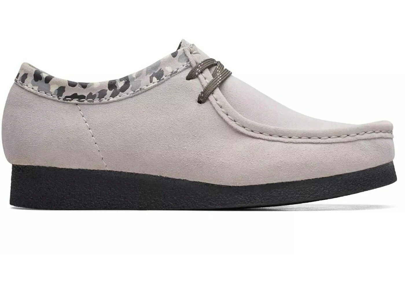 クラークス オリジナルス 灰色 グレー カモ柄 黒色 ブラック スニーカー メンズ CLARKS ORIGINALS WALLABEE EVO LIGHT GREY CAMO / LIGHT GREY BLACK｜スニケス