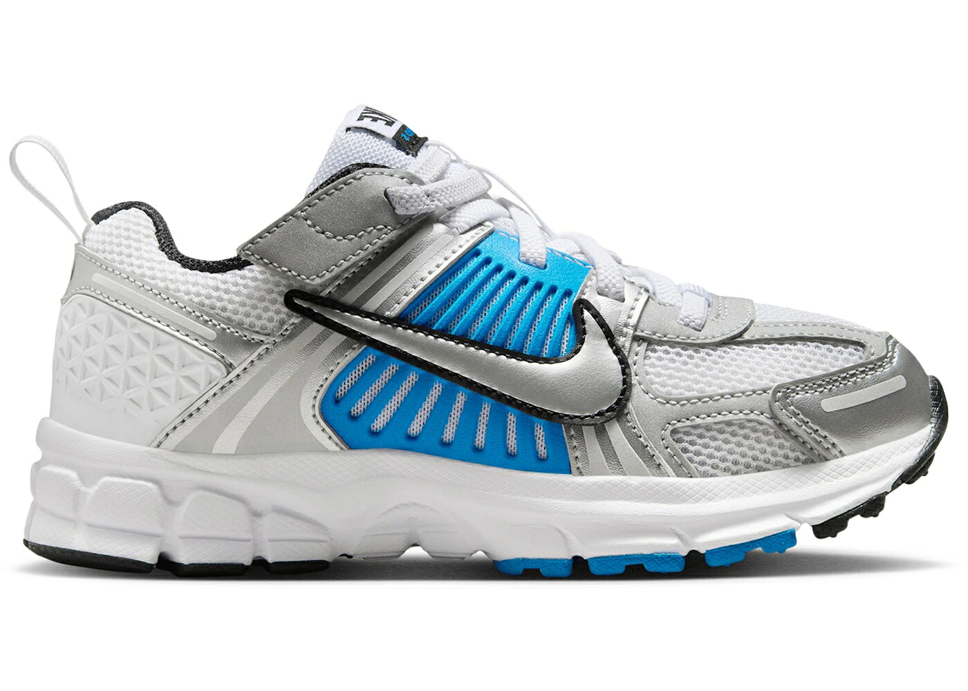 ナイキ 白色 ホワイト 青色 ブルー 黒色 ブラック 銀色 シルバー ジュニア キッズ NIKE VOMERO 5 WHITE LIGHT PHOTO BLUE BLACK METALLIC SILVER (PS) / WHITE LIGHT PHOTO BLUE BLACK ベビー マタニティ スニーカー｜スニケス