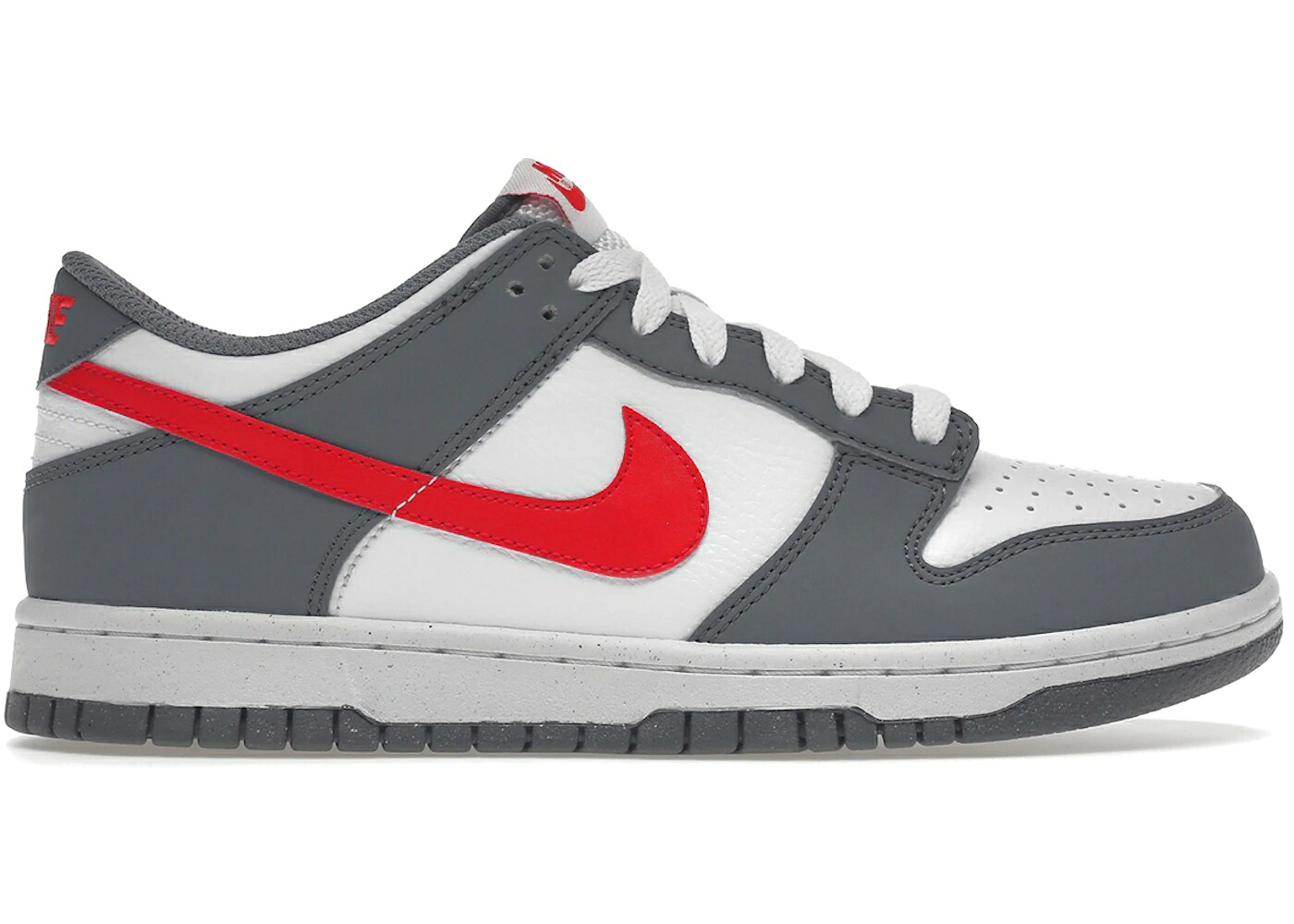ナイキ ダンク 灰色 グレー クリムゾン 白色 ホワイト ダンクロー ジュニア キッズ NIKE DUNK LOW NEXT NATURE SMOKE GREY LIGHT CRIMSON (GS) / SMOKE GREY LIGHT CRIMSON WHITE ベビー マタニティ スニーカー｜スニケス