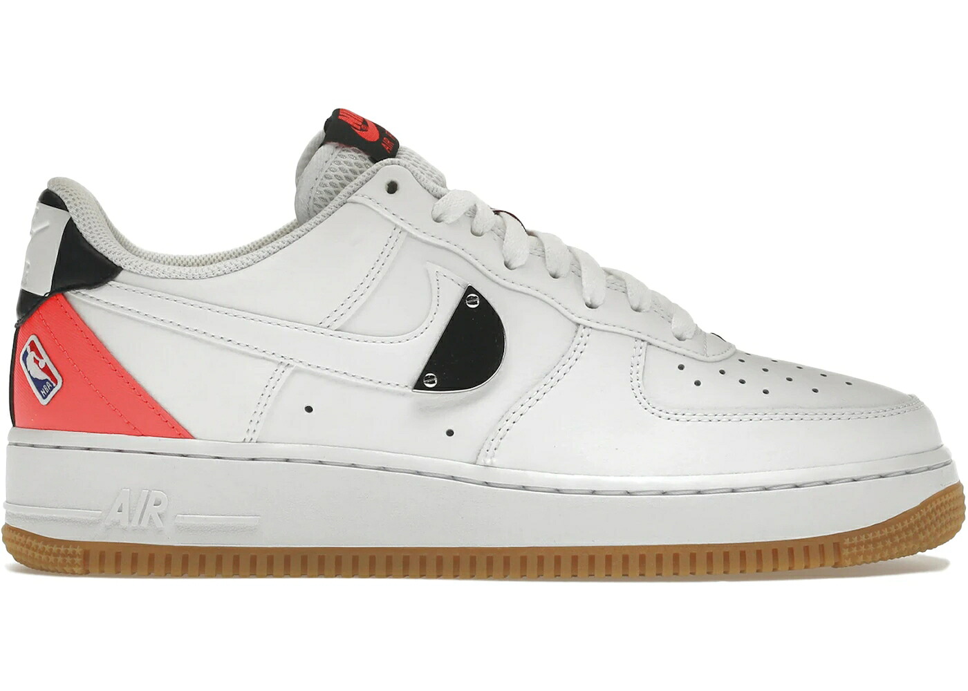 ナイキ 白色 ホワイト クリムゾン エアフォース ジュニア キッズ NIKE AIR FORCE 1 LV8 NBA WHITE CRIMSON GUM (GS) / WHITE CRIMSON GUM ベビー マタニティ スニーカー｜スニケス