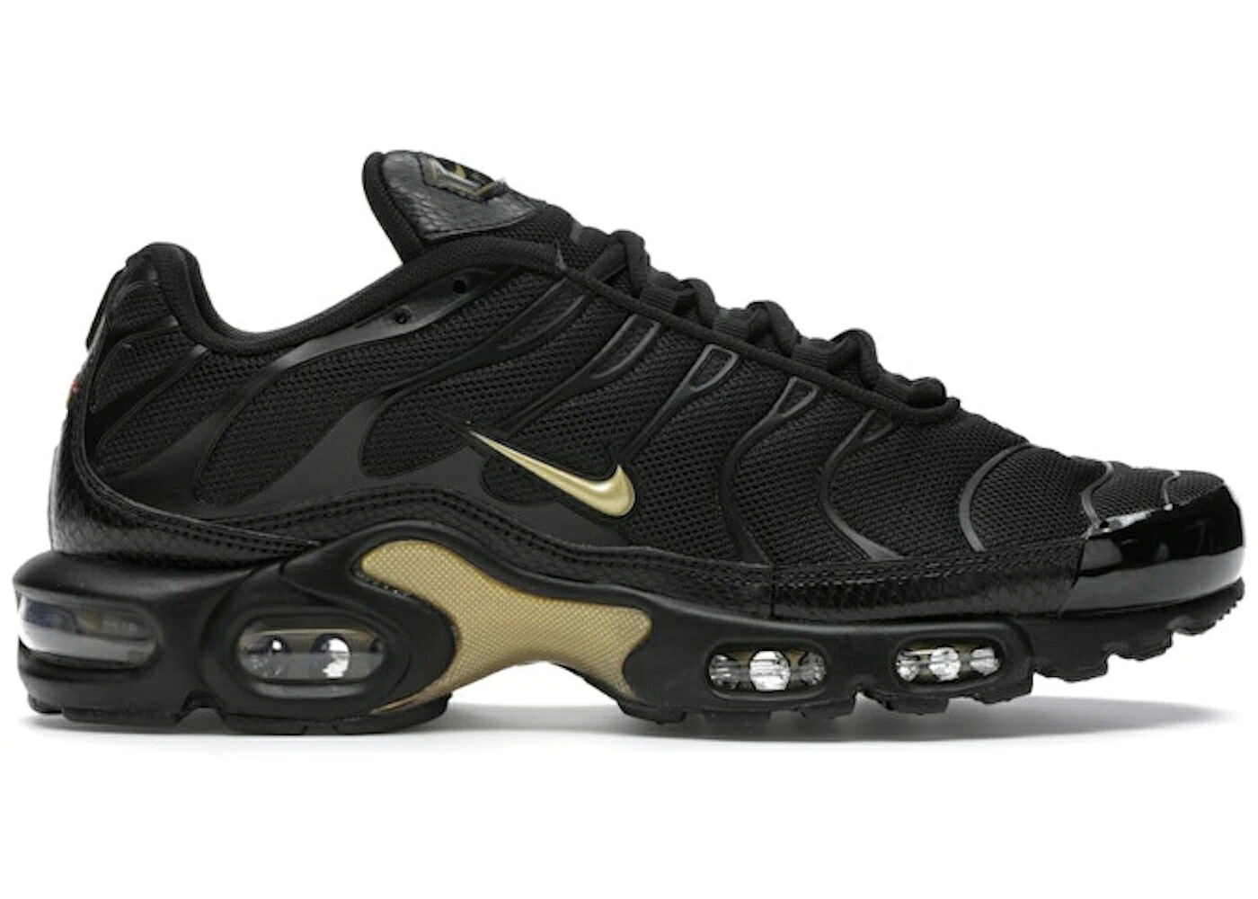 ナイキ マックス 黒色 ブラック ゴールド エアマックスプラス スニーカー メンズ NIKE AIR MAX PLUS BLACK METALLIC GOLD (2019) / BLACK METALLIC GOLD|スニケス
