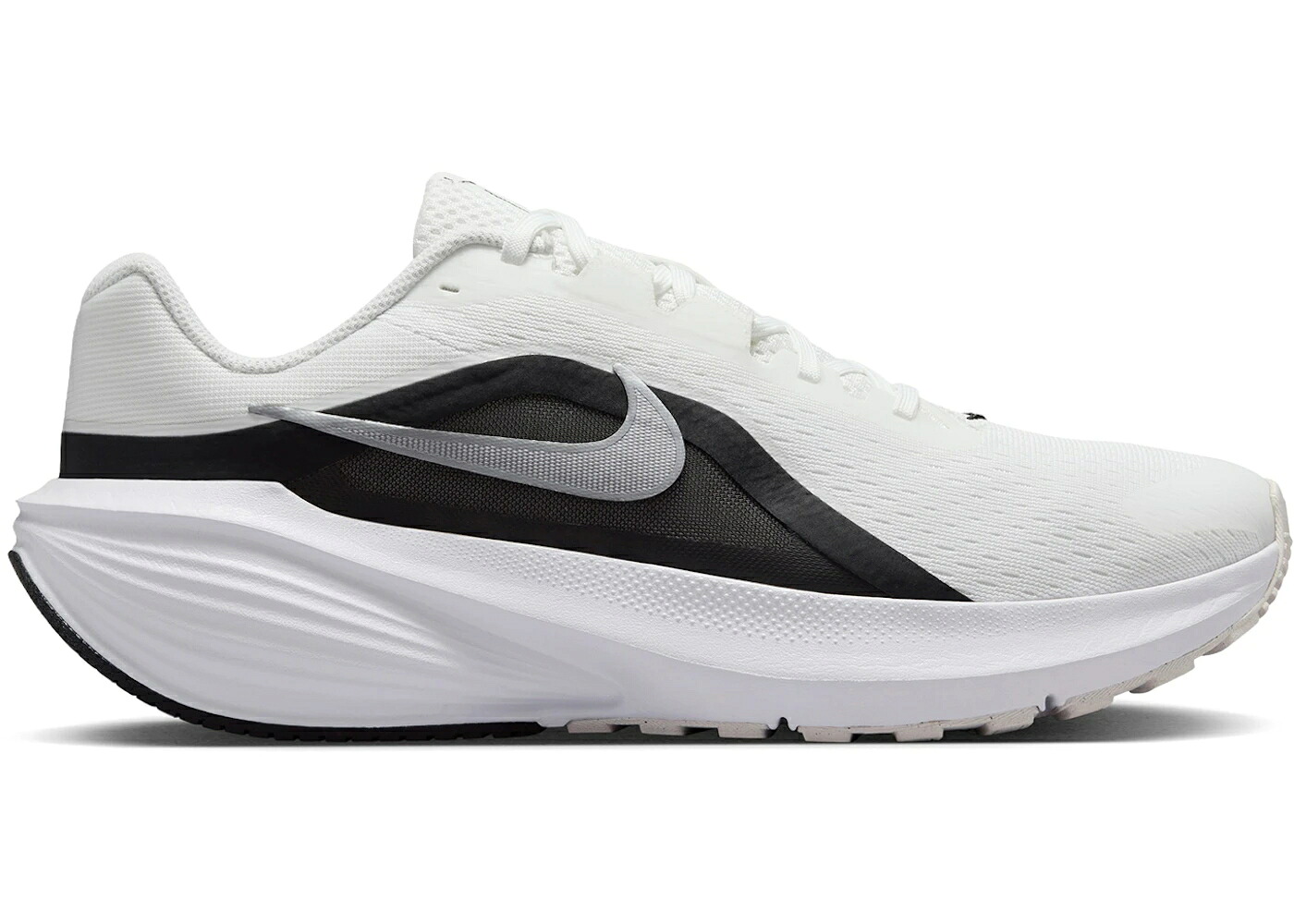 ナイキ 白色 ホワイト 黒色 ブラック 銀色 シルバー スニーカー メンズ NIKE DOWNSHIFTER 14 SUMMIT WHITE BLACK METALLIC SILVER / SUMMIT WHITE BLACK WHITE｜スニケス