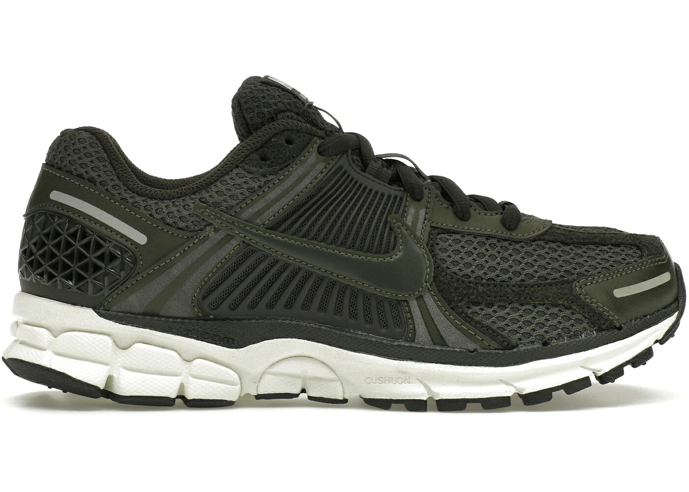 ナイキ ズーム カーゴ カーキ WOMEN スニーカー レディース NIKE ZOOM VOMERO 5 SEQUOIA (WOMEN) / CARGO KHAKI SEQUOIA SAIL