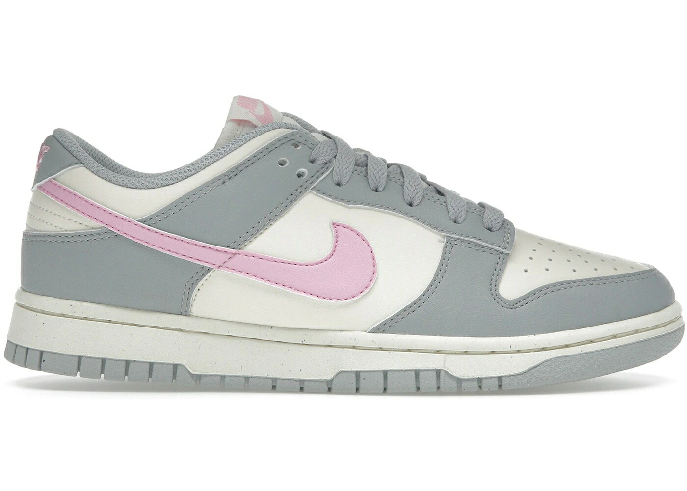 ナイキ ダンク 灰色 グレー ピンク ライズ ダンクロー WOMEN スニーカー レディース NIKE DUNK LOW NEXT NATURE LIGHT SMOKE GREY PINK RISE (WOMEN) / LIGHT SMOKE GREY PINK RISE PALE