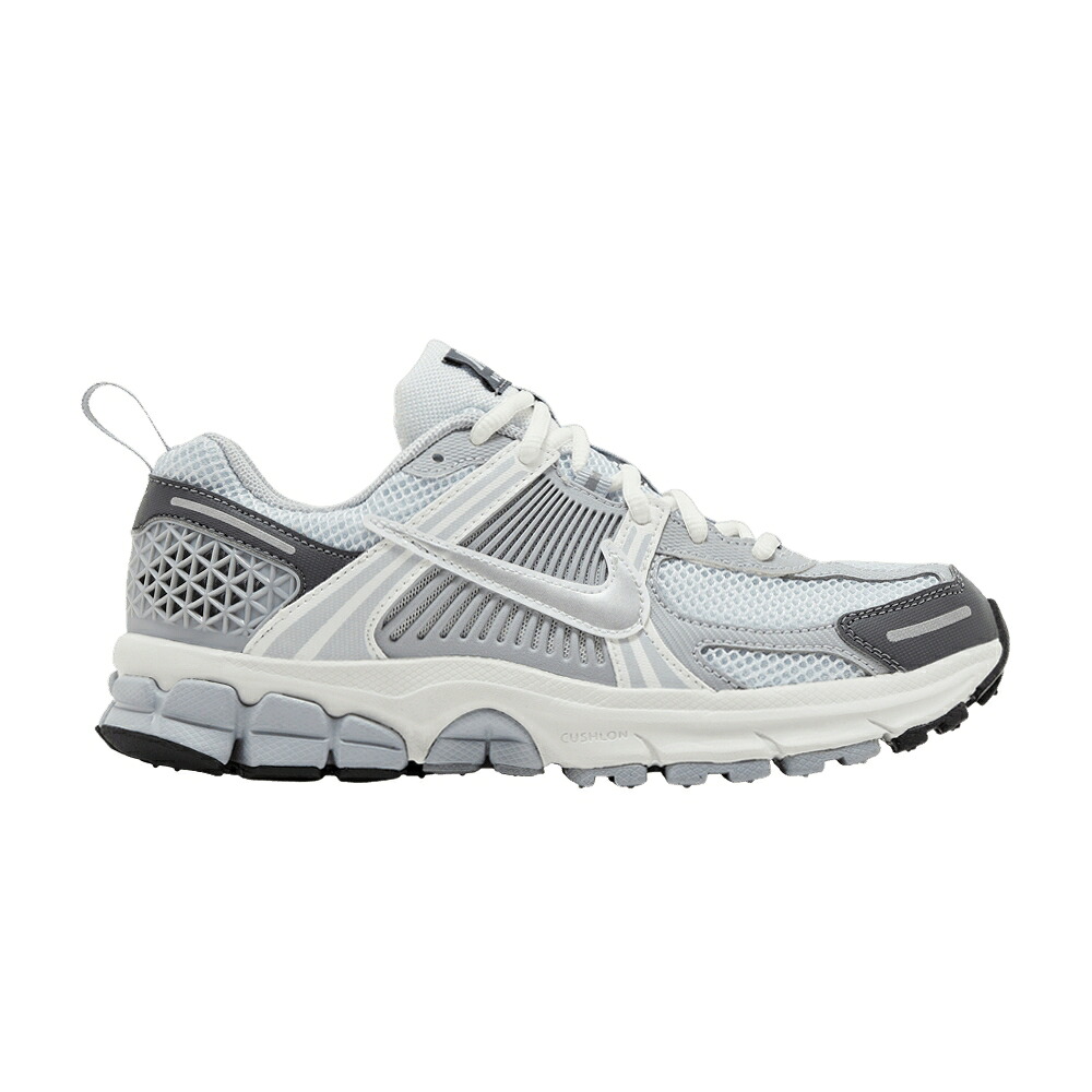 ナイキ プラチナム ピュア 白色 ホワイト 'PURE SILVER' ジュニア キッズ NIKE VOMERO 5 GS PLATINUM METALLIC / PURE PLATINUM SUMMIT WHITE DARK ベビー マタニティ スニーカー｜スニケス 32,890円