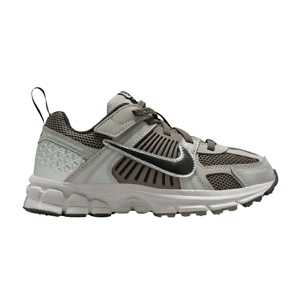 ナイキ 灰色 グレー カレッジ 'COLLEGE STONE' ジュニア キッズ NIKE VOMERO 5 PS GREY CAVE / COLLEGE GREY CAVE STONE METALLIC ベビー マタニティ スニーカー｜スニケス 42,965円