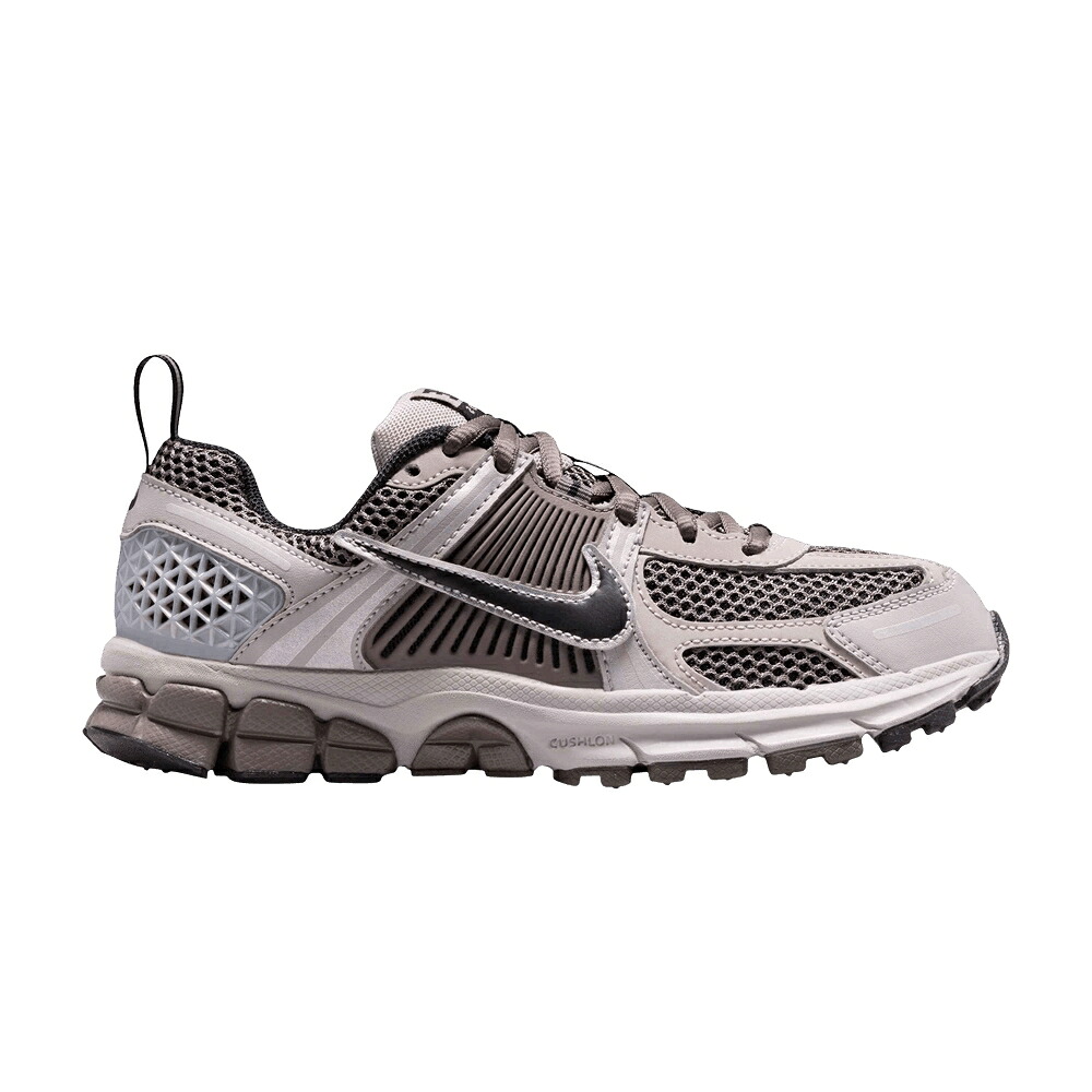 ナイキ 灰色 グレー カレッジ 'COLLEGE STONE' ジュニア キッズ NIKE VOMERO 5 GS GREY CAVE / COLLEGE GREY CAVE STONE METALLIC ベビー マタニティ スニーカー
