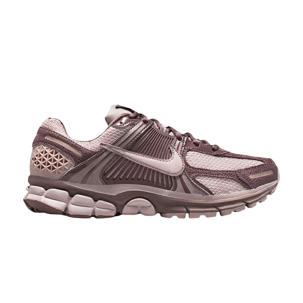 ナイキ 望遠レンズ サクラ色 \u0027TATTOO ROSE\u0027 スニーカー レディース NIKE WMNS ZOOM VOMERO 5 PARTICLE / TATTOO PARTICLE ROSE LIGHT