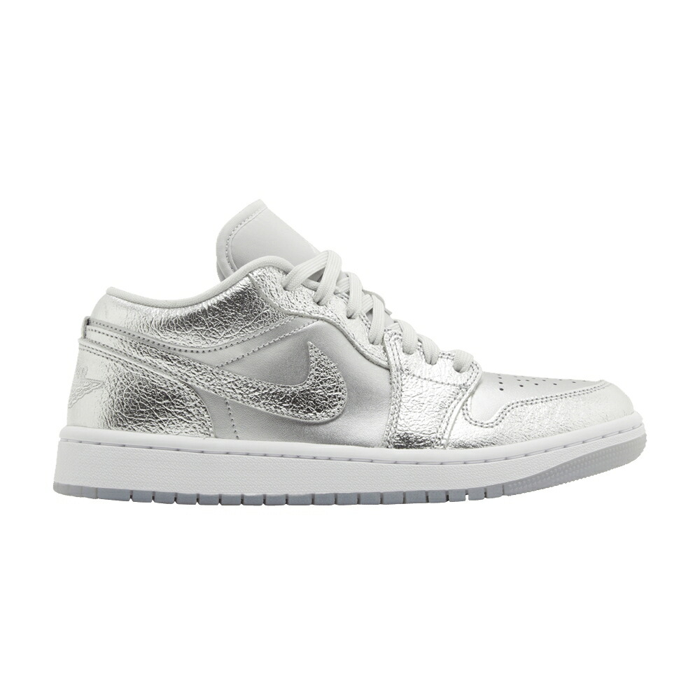 ナイキ しろがね色 しろがね色 エアジョーダン \u0027METALLIC SILVER\u0027 スニーカー レディース AIR JORDAN WMNS AIR JORDAN 1 LOW SE / METALLIC SILVER PHOTON DUST WOLF