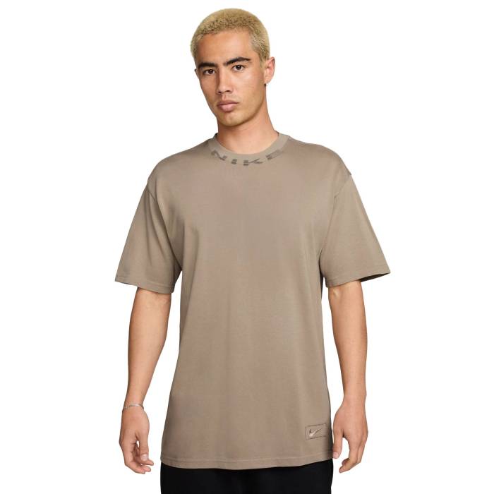ナイキ Nike 【 Nsw T Shirt Oc Collar Print Men's Tan/Tan 】 メンズ