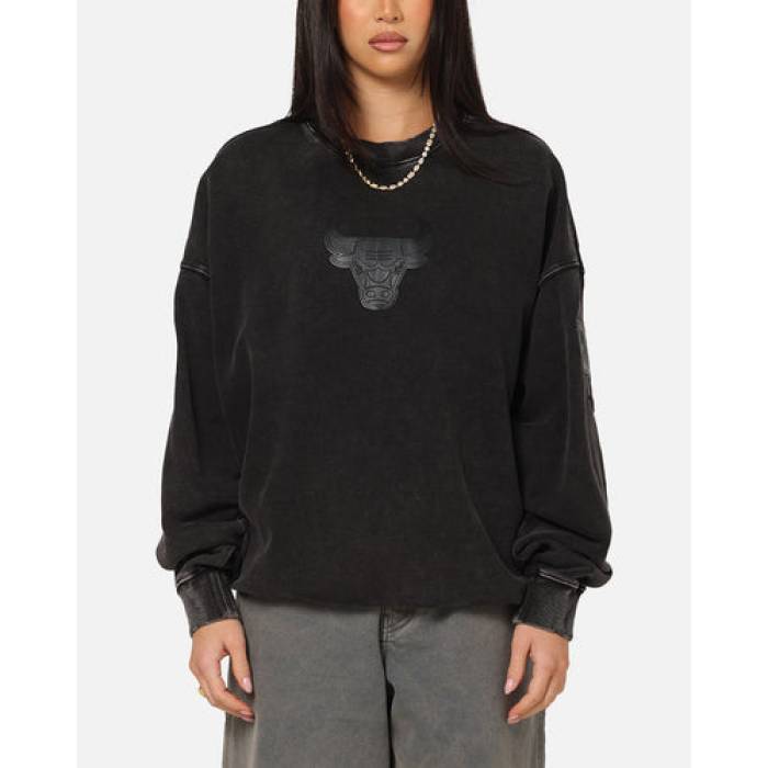 労働者階級標準尺度 Pro Standard 【 Chicago Bulls \u0027Wash Vanguard\u0027 Fleece Crewneck Womens Washed Black 】 風の強い町 ブルズ フリース レディース 黒いこと 黒いこと