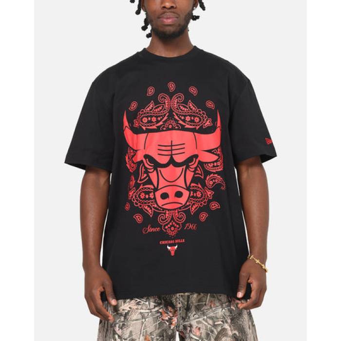 ニュー内鰓 New Era 【 Chicago Bulls Paisley Oversized T-Shirt Mens Black 】 風の強い町 ブルズ プルオーバー メンズ 黒いこと 黒いこと