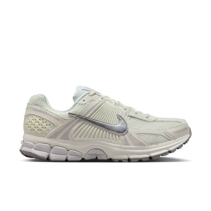 ナイキ Nike 【 Zoom Vomero 5 Unisex Sail/Slvr-Gry 】 ズーム ユニセックス｜スニケス