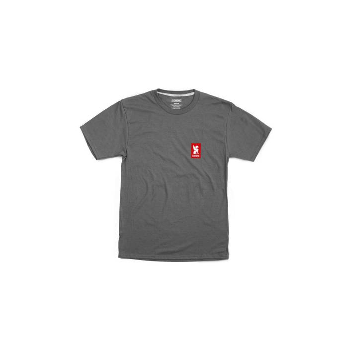 クロム Chrome 【 Industries Vertical Red Logo Tee Men Grey 】 Red 赤・レッド ロゴ Tシャツ メンズファッション トップス Tシャツ カットソー メンズ 灰色 グレー