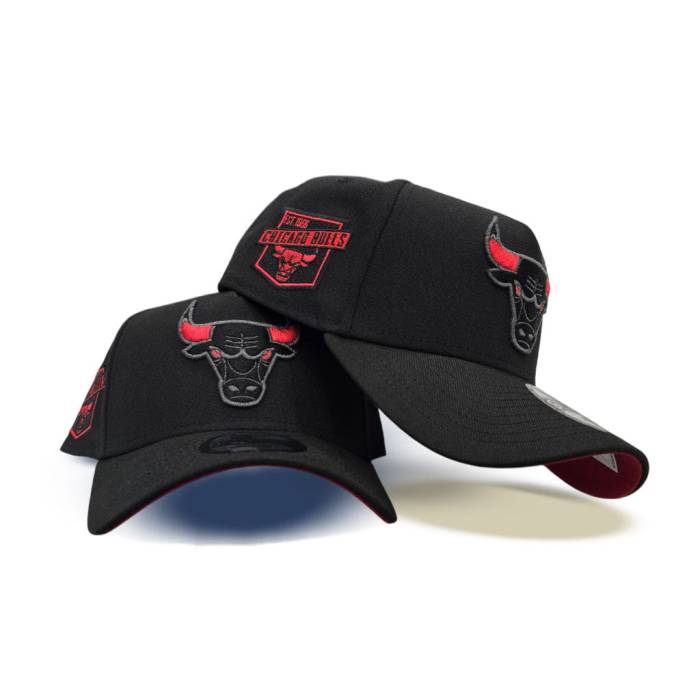 ニューエラ New Era 【 Black Chicago Bulls Curved Brim Red Bottom Est 1966 Side Patch A-Frame 9Forty Snapback Unisex 】 黒色 ブラック シカゴ ブルズ Red 赤・レッド ズボン ボトムス Snapback スナップバック バッグ ユ