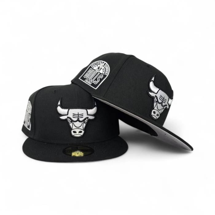 ニューエラ New Era 【 Black Chicago Bulls Gray Bottom Eastern Conference Side Patch 59Fifty Fitted Unisex 】 黒色 ブラック シカゴ ブルズ gray 灰色・グレー・グレイ ズボン ボトムス イースタン カンファレンス｜スニケス