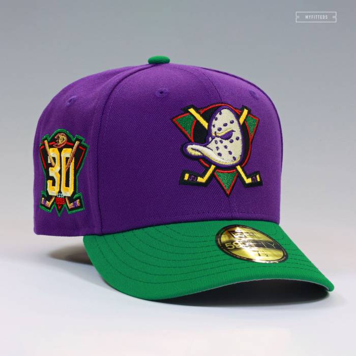 ニューエラ New Era 【 Anaheim Mighty Ducks 30Th Anniversary District 5 Reverse Fitted Cap Unisex Lake Purple / Botany Green / Radiant Red 】 アナハイム ダックス リベンジ キャップ 帽子 ユニセックス Purple 紫・パープル｜スニケス