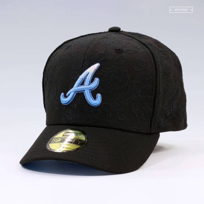 ニューエラ New Era 【 Atlanta Braves Koi Fish Pond All Over Embroidered Fitted Cap Unisex Jet Black / Ultra Blue / Glacial White 】 アトランタ ブレーブス キャップ 帽子 ユニセックス 黒色 ブラック ultra ウルトラ 青｜スニケス