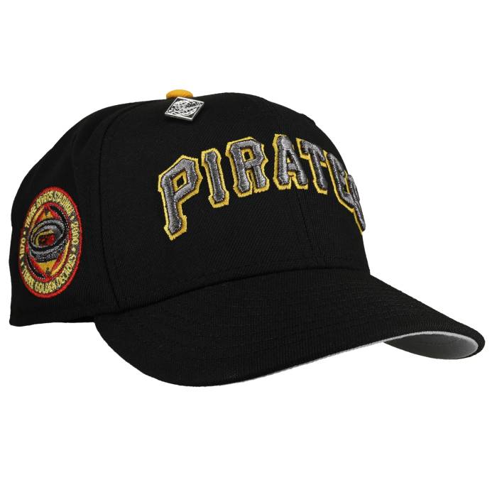 Newera 【 Pittsburgh Pirates Three Rivers Stadium Metallic Script 59Fifty Fitted Hat Unisex 】 ピッツバーグ パイレーツ団 競技場 脚本 ユニ一発やる