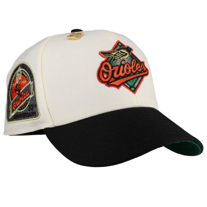 Newera 【 Baltimore Orioles 30Th Anniversary Off White/Black Metallic 59Fifty Fitted Hat Unisex Off White/Black (Green Brim) 】 ボルティモア オリオールズ ユニ一発やる 白いこと 白いこと 黒いこと 黒いこと