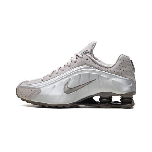 ナイキ ショックス "CAVE STONE" スニーカー メンズ NIKE SHOX R4 HQ1988 200 /|スニケス