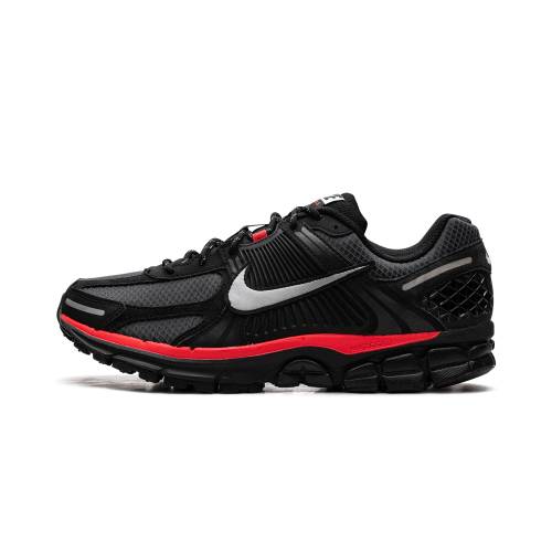 ナイキ ズーム \"BLACK RED\" スニーカー メンズ NIKE ZOOM VOMERO 5 METALLIC UNIVERSITY HV2527 002 /