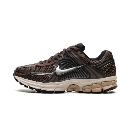 ナイキ 望遠レンズ \"BAROQUE BROWN\"" スニーカー メンズ NIKE ZOOM VOMERO 5 FN6742 201 /"